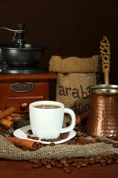 Metalltürke und Kaffeetasse auf dunklem Hintergrund — Stockfoto