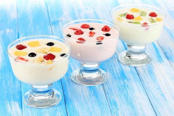 Delizioso yogurt con frutta sul tavolo primo piano — Foto Stock