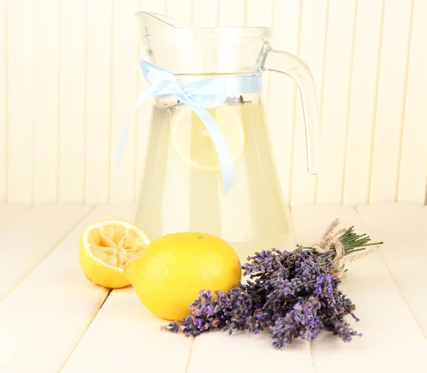 Limonada de lavanda, sobre fondo de madera blanca —  Fotos de Stock