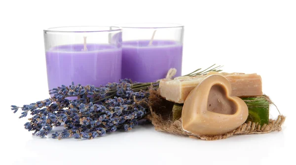 Vela de lavanda com sabão e lavanda fresca, isolada em branco — Fotografia de Stock