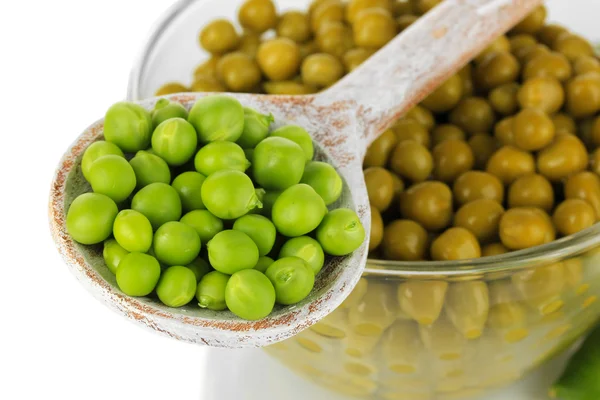 Guisantes verdes aislados sobre blanco — Foto de Stock