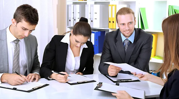 Candidatos a emprego com entrevista — Fotografia de Stock