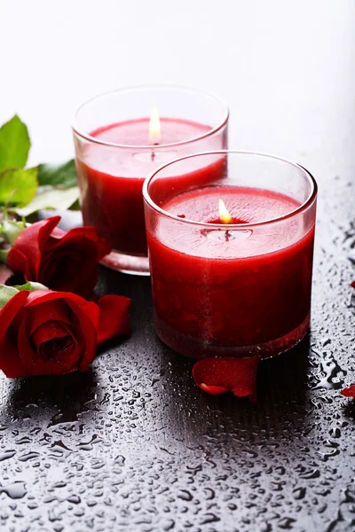 Belle candele rosse romantiche con fiori, da vicino — Foto Stock