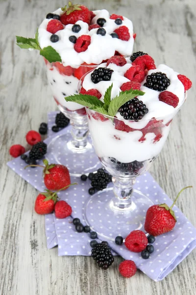 Yogur natural con bayas frescas sobre fondo de madera —  Fotos de Stock