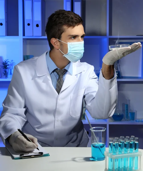 Joven científico de laboratorio trabajando en laboratorio —  Fotos de Stock