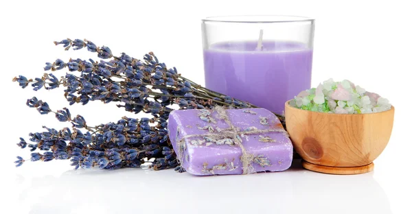 Lavendel kaars met verse lavendel, geïsoleerd op wit water en zeep — Stockfoto