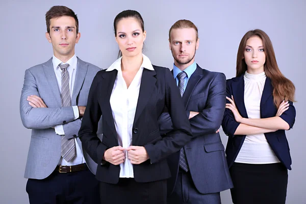 Equipe de negócios em fila no fundo cinza — Fotografia de Stock