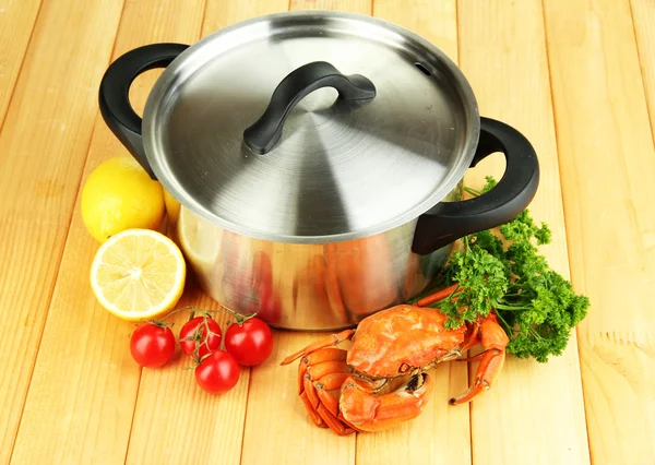 Sammansättning med kokt krabba, pan och grönsaker på trä bakgrund — Stockfoto