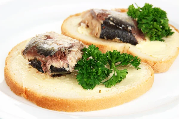 Läckra smörgåsar med scomber, närbild — Stockfoto
