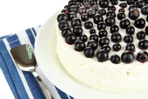 Cheesecake με φρέσκα μούρα σε λευκή πινακίδα closeup — Φωτογραφία Αρχείου