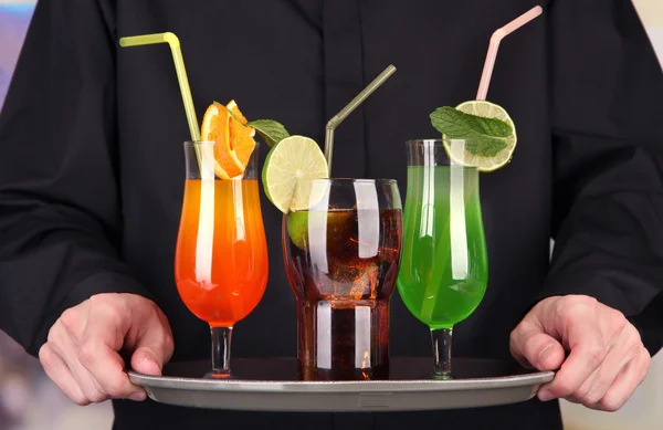 Barman met verschillende cocktails, close-up — Stockfoto