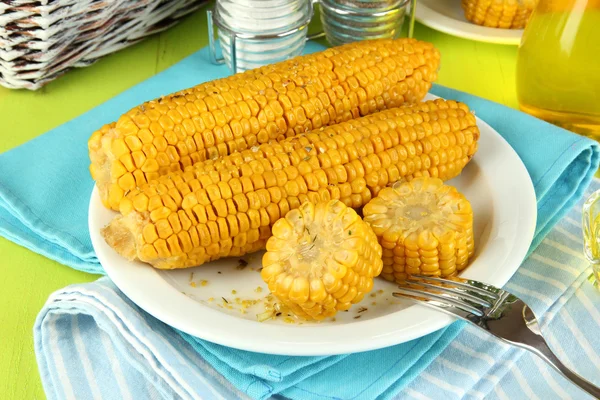 Flavored boiled corn on plate on wooden table close-up — Stock Photo, Image