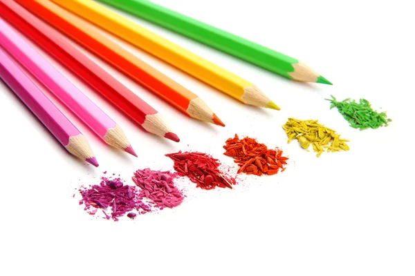 Crayons de couleur avec copeaux d'affûtage isolés sur blanc — Photo