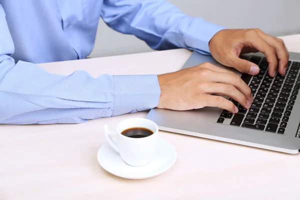 Homme d'affaires avec ordinateur portable dans le bureau close-up — Photo