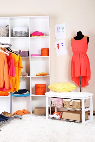 Mulheres guarda-roupa em cores ensolaradas — Fotografia de Stock