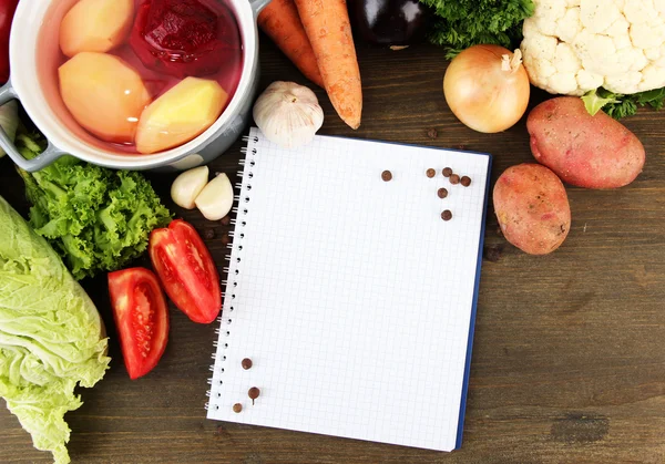 Verse groenten en kruiden en papier voor notities, op houten achtergrond — Stockfoto
