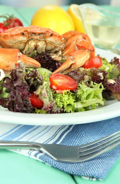 Boiled crab on white plate with salad leaves and tomatoes,on wooden table background — Stock Photo, Image