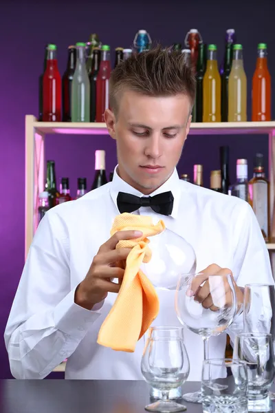 Barman veegt bril op het werk — Stockfoto