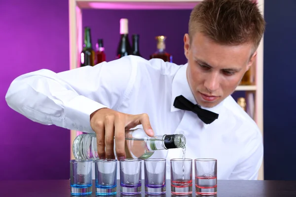 Bartender är hälla vodka i glas — Stockfoto