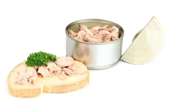 Open blikje en lekkere sandwich met tonijn, geïsoleerd op wit — Stockfoto