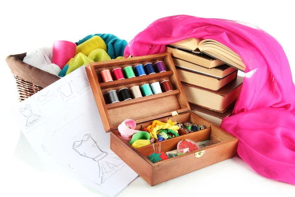 Kit de costura en caja de madera con libros y tela aislada en blanco —  Fotos de Stock
