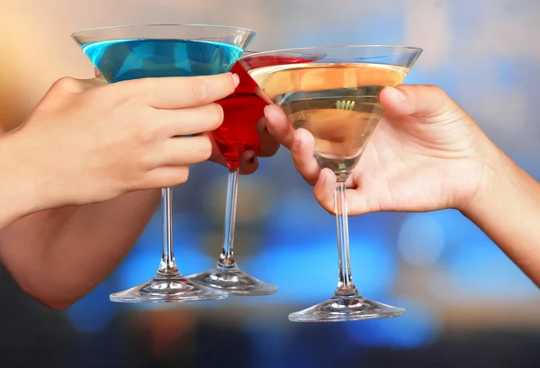 Cocktails in hands in nightclub — Stock Photo, Image