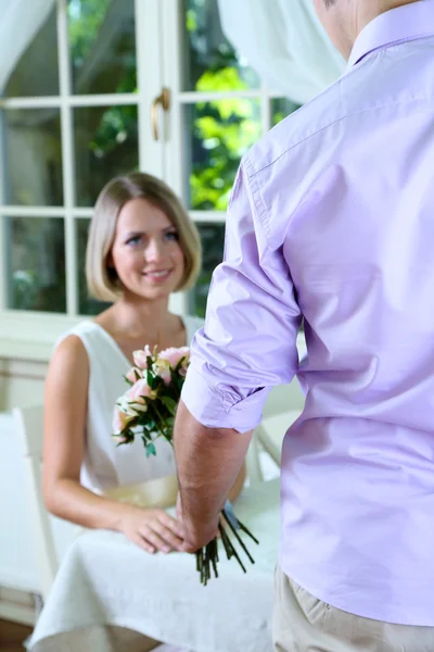 Bonito homem com rosas de buquê para sua namorada — Fotografia de Stock