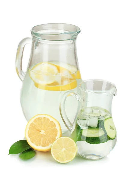 Acqua fredda con limone, cetriolo e ghiaccio in brocche isolate su bianco — Foto Stock