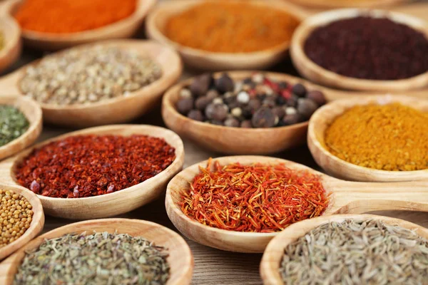 tahta kaşıklar yakın çekim baharat çeşitleri