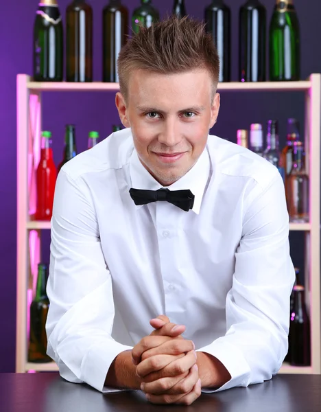 Portret przystojny barman w paska — Zdjęcie stockowe