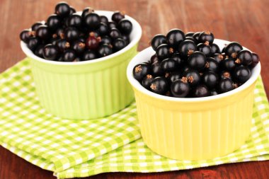 peçete ahşap zemin üzerinde kase taze Siyah frenk üzümü