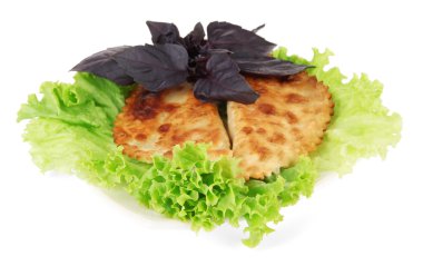 lezzetli chebureks plaka, taze otlar ile yakın çekim