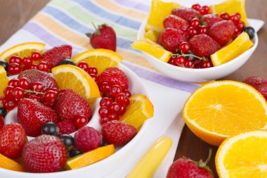 ahşap masa yakın çekim Tabaklarda yararlı meyve salatası