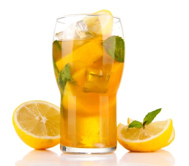 buzlu çay limon ve nane üzerinde beyaz izole