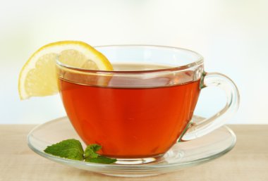 Arka planda limonlu bir fincan çay.