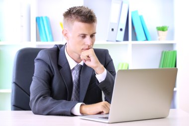 ofiste çalışan genç işadamı portresi