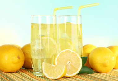 Masanın üzerine açık mavi renkli lezzetli limonata
