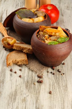 ev yapımı sığır stir fry ahşap zemin üzerinde tencere sebze ile