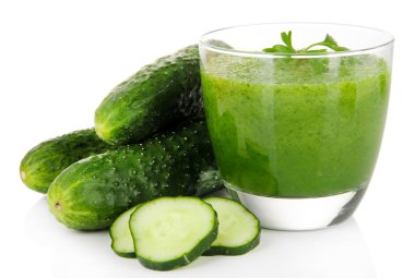 yeşil sebze suyu üzerinde beyaz izole