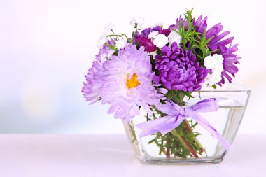 güzel parlak parlak zemin üzerine ahşap masa üzerinde cam vazoda çiçek buketi