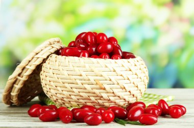 taze cornel meyveleri sepeti ahşap tablo