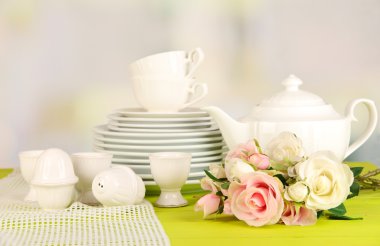 bir sürü güzel yemeklerden parlak zemin üzerine ahşap masa