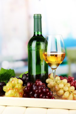 şişe şarap ve şarap parlak zemin üzerine tepsi