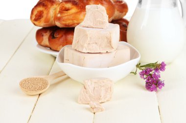 pasta üzerinde ahşap masa yakın çekim ile kuru maya