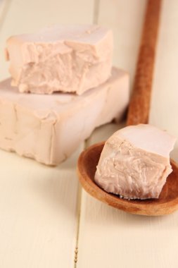 ahşap masa yakın çekim üzerinde kuru maya