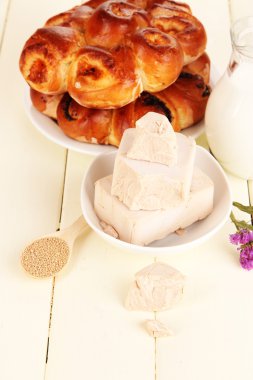 pasta üzerinde ahşap masa yakın çekim ile kuru maya