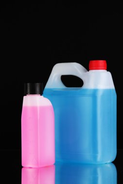 mavi ve pembe sıvılar için siyah arka plan üzerine kutu arabaya