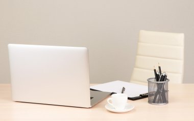 Bilgisayarlı ofis işyeri, kapat