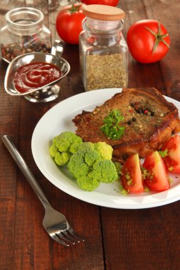 ahşap masa yakın çekim plaka üzerinde kızarmış et parçası