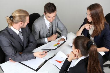 Grup birlikte toplantı olan iş adamları